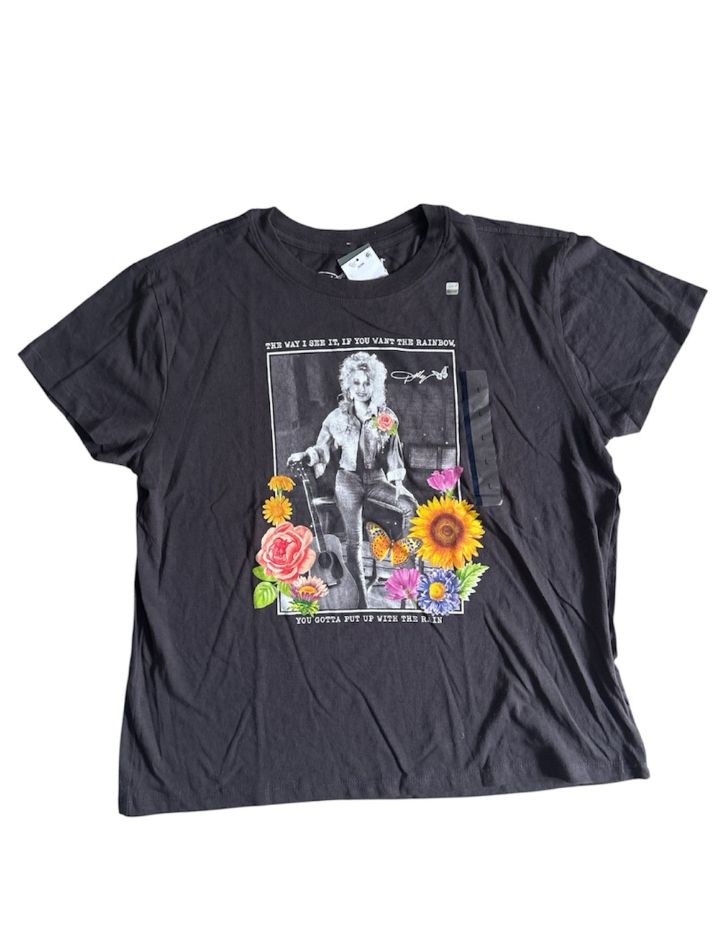 ⭐️ NWT- Dolly Graphic Tee - size large